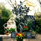 Grabkreuz aus Stahl mit Rosen geschmiedet und zwei Namenstafeln