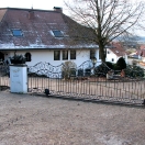 Schiebetor und Pforte farblich und mit Blattgold aufgefrischt