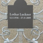 Mittelteil eines Grabkreuzes, Eisen noch verzinkt, Namenstafel aus Edelstahl lackiert, Schrift aufgemalt