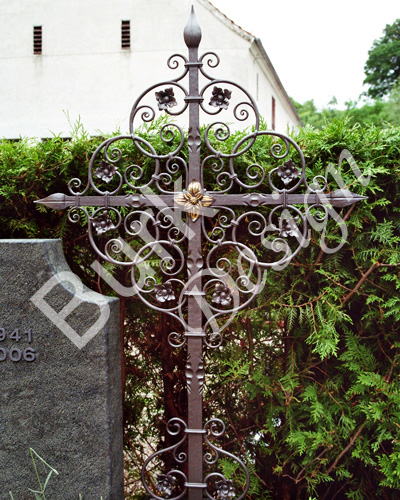 Geschmiedetes Grabkreuz aus Eisen, verzind und lackiert mit Schmiedefarbe, Höhe ca 140cm und 75cm Breite
