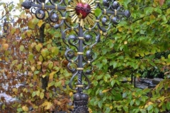 Grabkreuz-mit-Jesu-Herz-Dornen-und-Strahlend-Strahlen-