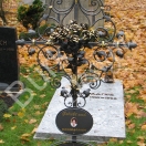 Grabkreuz und Rosenstrauß aus Eisen geschmiedet, verzinkt, lackiert und vergoldet. Höhe 145 cm. Sockel und Einfassung aus Crisziano Granit gespalten. Standort: Ulmer Friedhof, Abteil 59