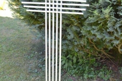 Grabkreuz-mit-gelochten-Stäben