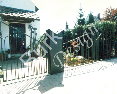 Tor mit Briefkasten und Zaunteil aus Eisen geschmieder, Oberfläche mit Farbe beschichtet