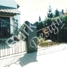 Tor mit Briefkasten und Zaunteil aus Eisen geschmieder, Oberfläche mit Farbe beschichtet